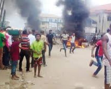 BREAKING: Mayhem In Abuja As Robbers, Soldiers, Policemen Exchange Fire, Angry Mob Burn Corpse Of One Gunman