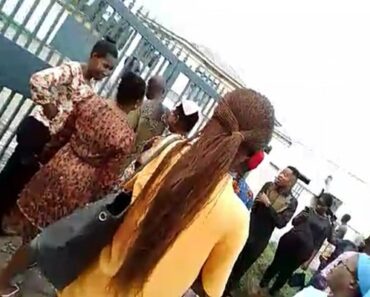 JUST IN: Heritage Bank Customers Swarm Calabar Branch, Demand Access to Funds [PHOTO]  politics nigeria.com